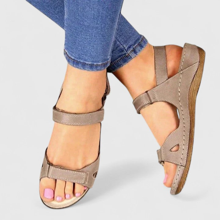 Avrie - Bequeme flache Sandalen