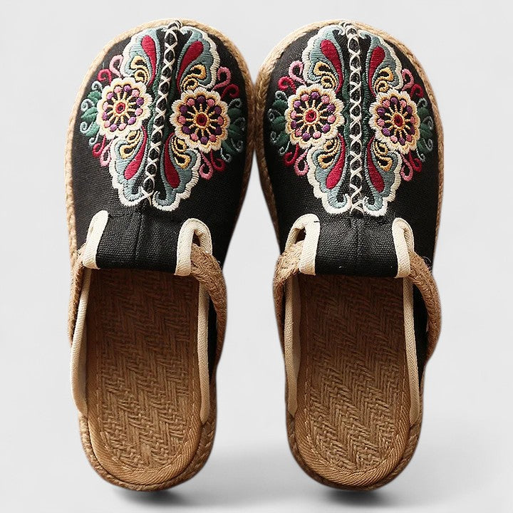 Clarize – Bestickte flache Sandalen